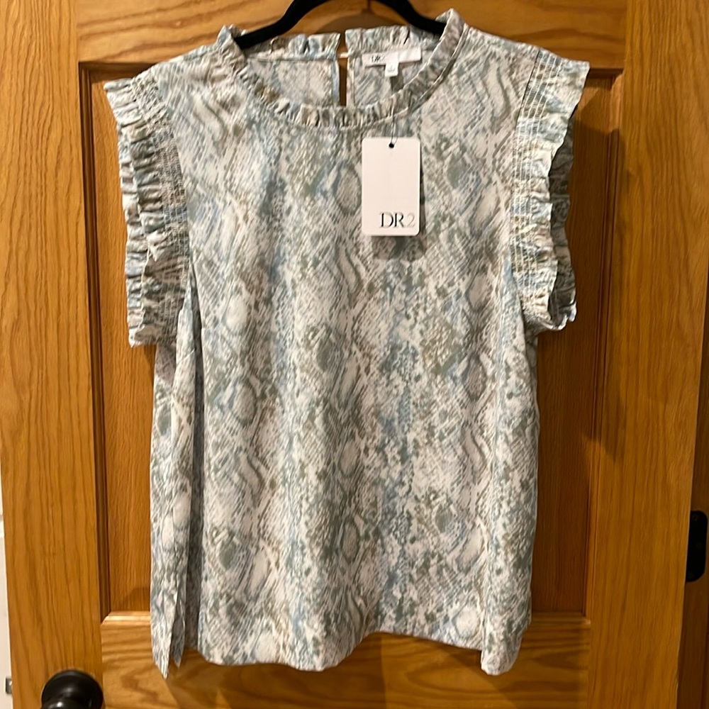 DR2 women’s large pullover blouse with gathered neck and sleeves NWT
